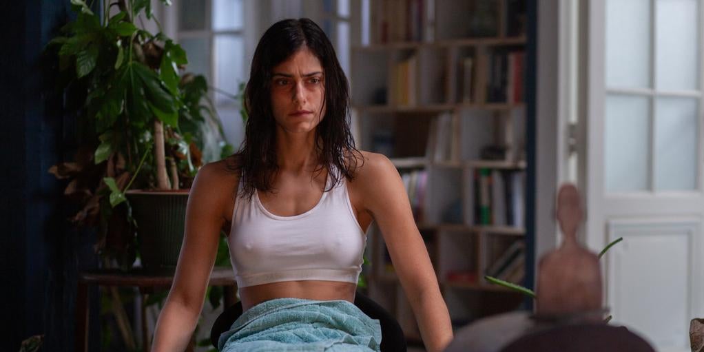 Eva (Eugénie Derouand) totalement déconcertée face à son calendrier de l'Avent, dans "Le Calendrier". 