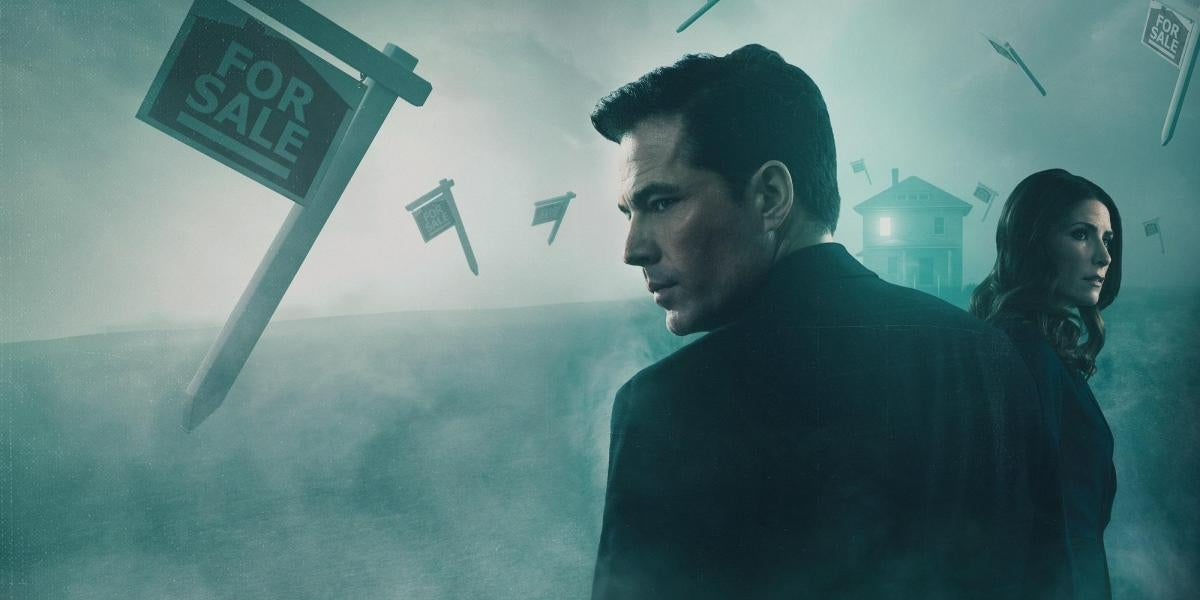 Tim Rozon et Sarah Levy dans la série ''SurrealEstate'', disponible sur SYFY et Universal+.