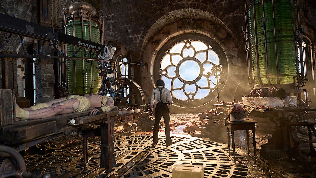 Découvrez une photo des coulisses du film "Frankenstein" avec Oscar Isaac dans le rôle du scientifique et Jacob Elordi sur la table qui incarne la créature. 