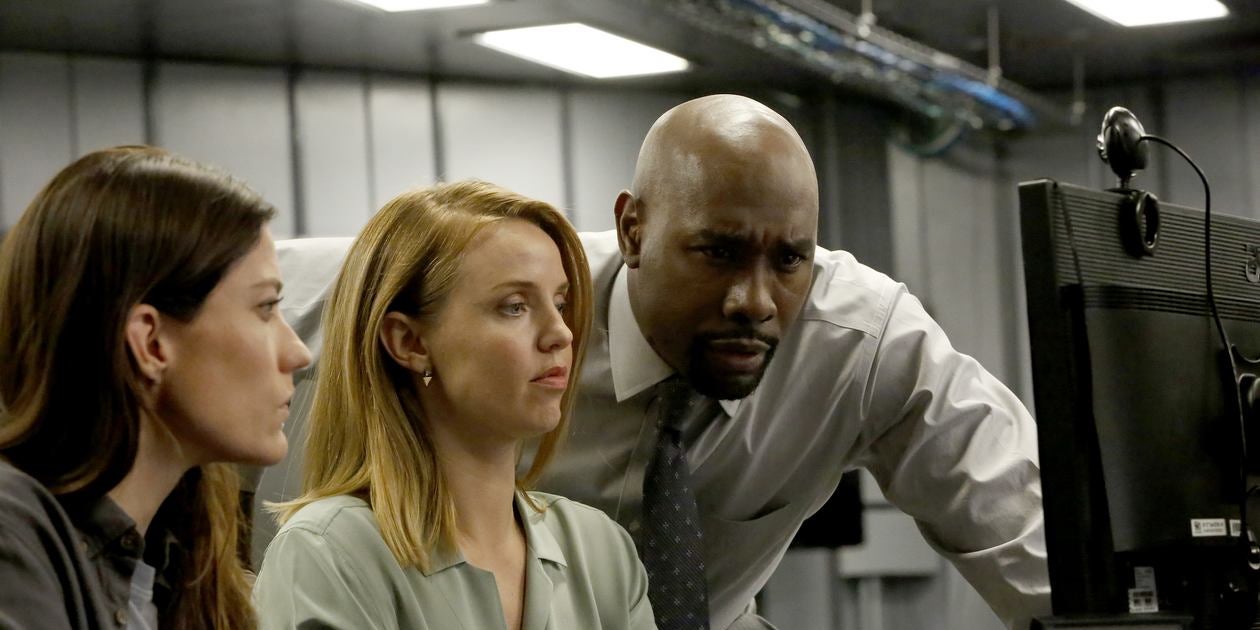 Jennifer Carpenter, Kelli Garner  et Morris Chestnut se donnent la réplique dans la série The Enemy Within, sur Altice Studio. 