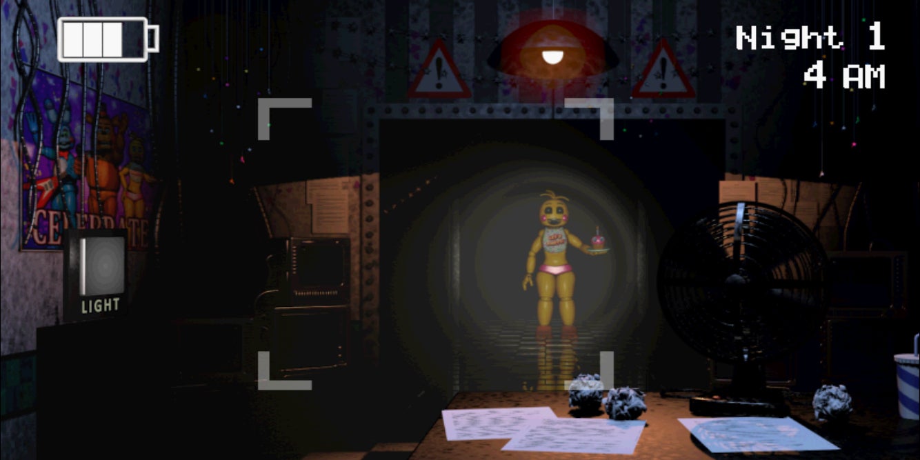 Oui, ce robot qui se tient debout dans un couloir sombre est ABSOLUMENT terrifiant.