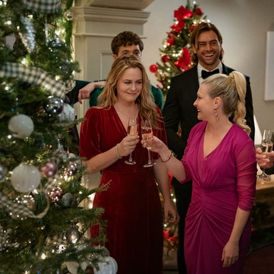 Un ex pour Noël sur Netflix : la plateforme lance officiellement le retour des films de Noël en 2025