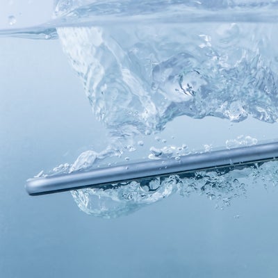 Mon smartphone est tombé dans l’eau : que faire ?