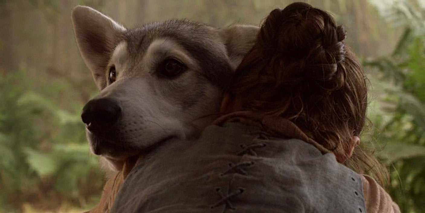 Arya Stark (Maisie Williams) et Nymeria, dans la première saison de Game of Thrones.