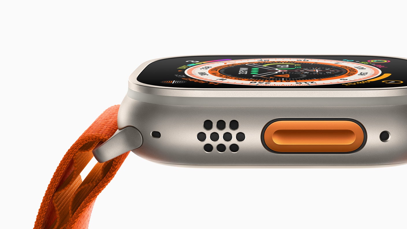 Le nouveau bouton Action de l'Apple Watch Ultra, qui ne passe pas inaperçu dans son coloris orange vif.