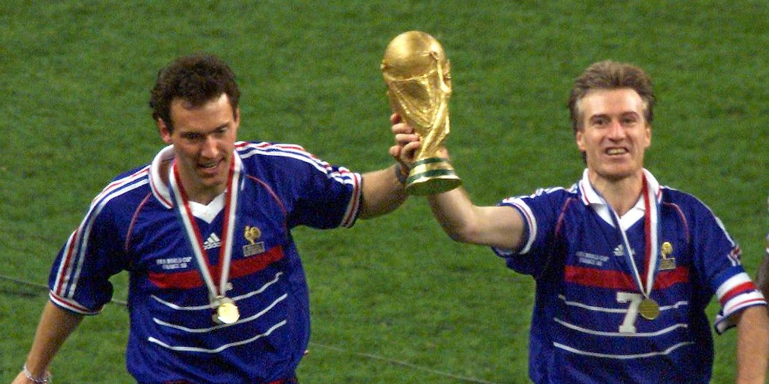 Laurent Blanc et Didier Deschamps après la victoire en Coupe du Monde en 1998 au Stade de France.