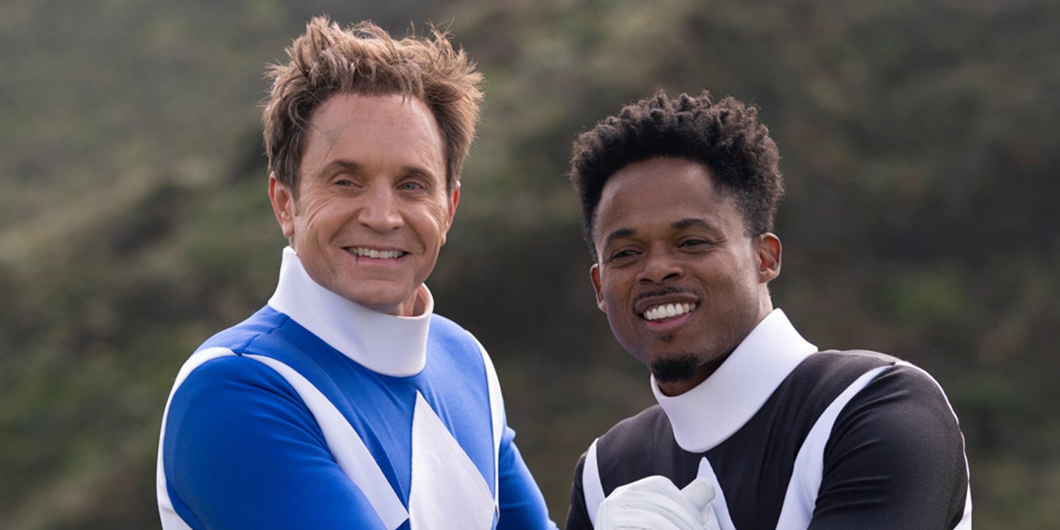 David Yost (à gauche) et Walter E. Jones (à droite) reprenant leurs rôles de Power Rangers bleu et noir dans le film spécial sorti sur Netflix en 2023.