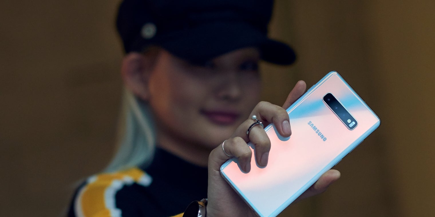 Samsung, Apple, Huawei... Quel smartphone vous permettra de jouer à Pokemon Go, aller sur Twitter, Instagram et regarder un film sur le chemin du retour sans vous lâcher $1