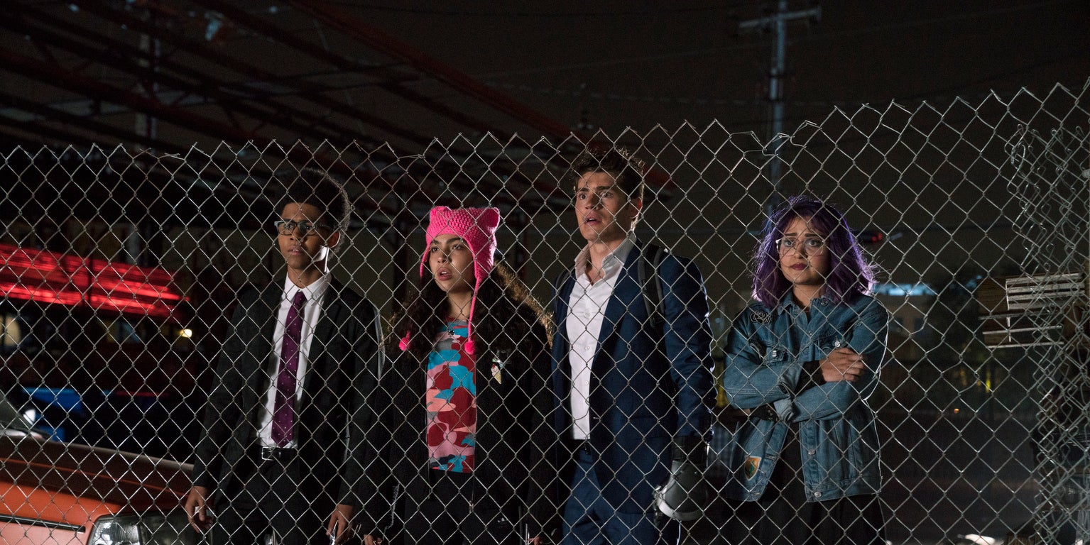 Alex (Rhenzy Feliz), Molly (Allegra Acosta), Chase (Gregg Sulkin) et Gertrude (Ariela Barer), les personnages centraux de l’intrigue de la série de super-héros Marvel’s Runaways.