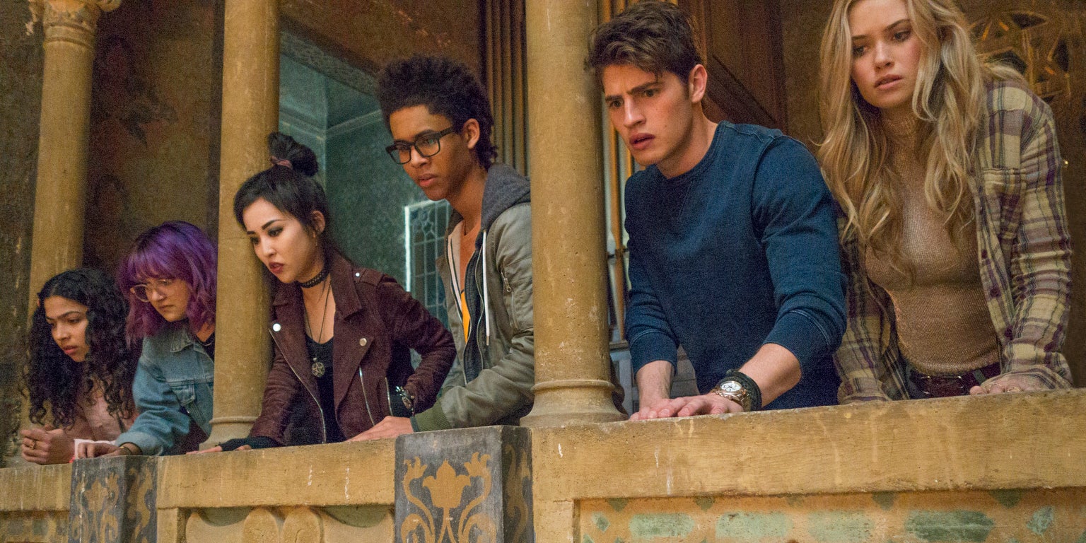 Alex (Rhenzy Feliz), Nico (Lyrica Okano), Molly (Allegra Acosta), Karoline (Virginia Gardner) et Gertrude (Ariela Barer), l’équipe de jeunes mutants de la série Marvel’s Runaways qui pourrait être rejoint par de nouveaux super-héros.