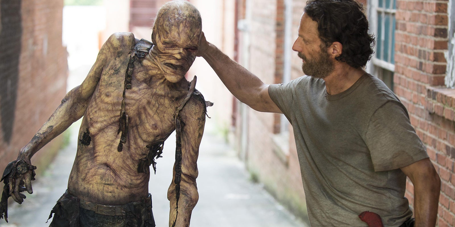Rick élimine un rôdeur dans la saison 5 de The Walking Dead