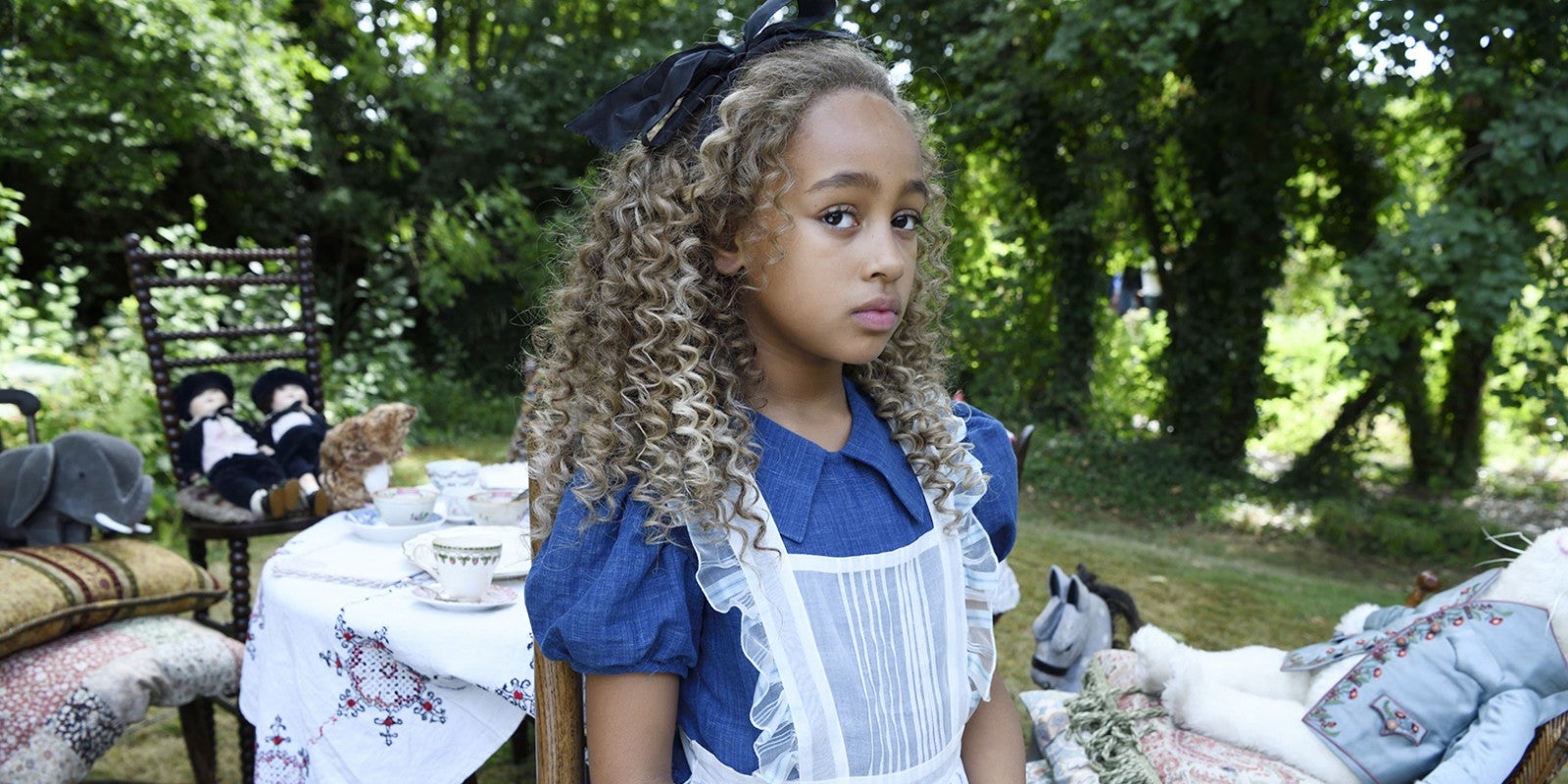 Alice n'est pas encore arrivée au Pays des Merveilles dans "Come Away"...