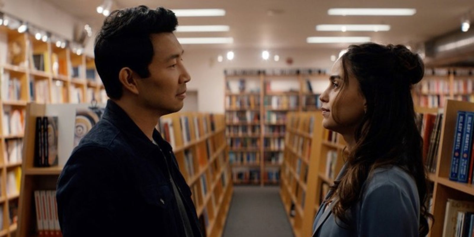 Simu Liu et Melissa Barrera dans "The Copenhagen Test" diffusée sur SciFi et disponible sur Universal+.