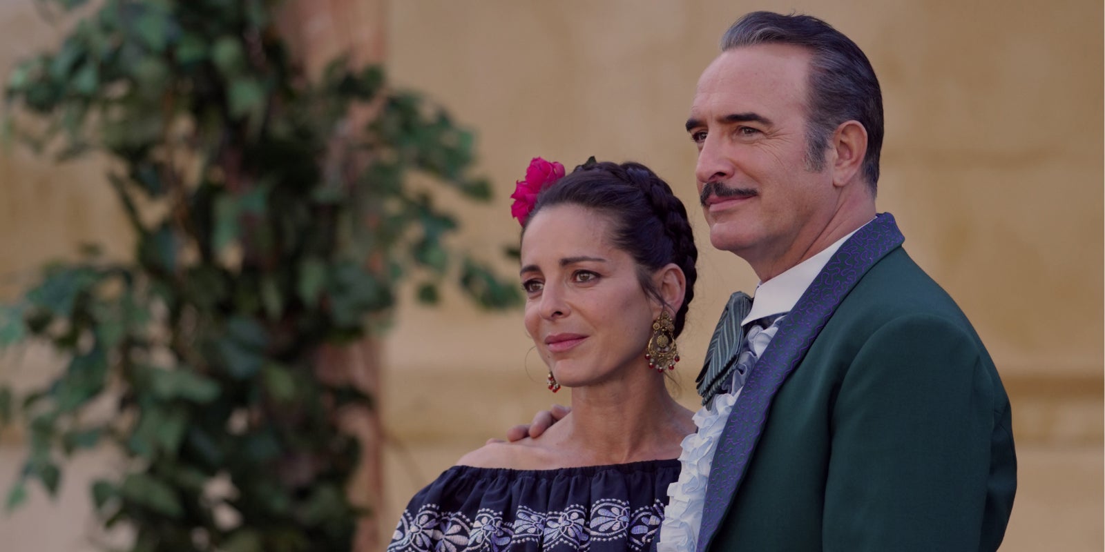 Gabriella de la Vega (Audrey Dana) et Don Diego de la Vega, alias Zorro (Jean Dujardin), dans la série "Zorro", disponible sur Paramount+. 