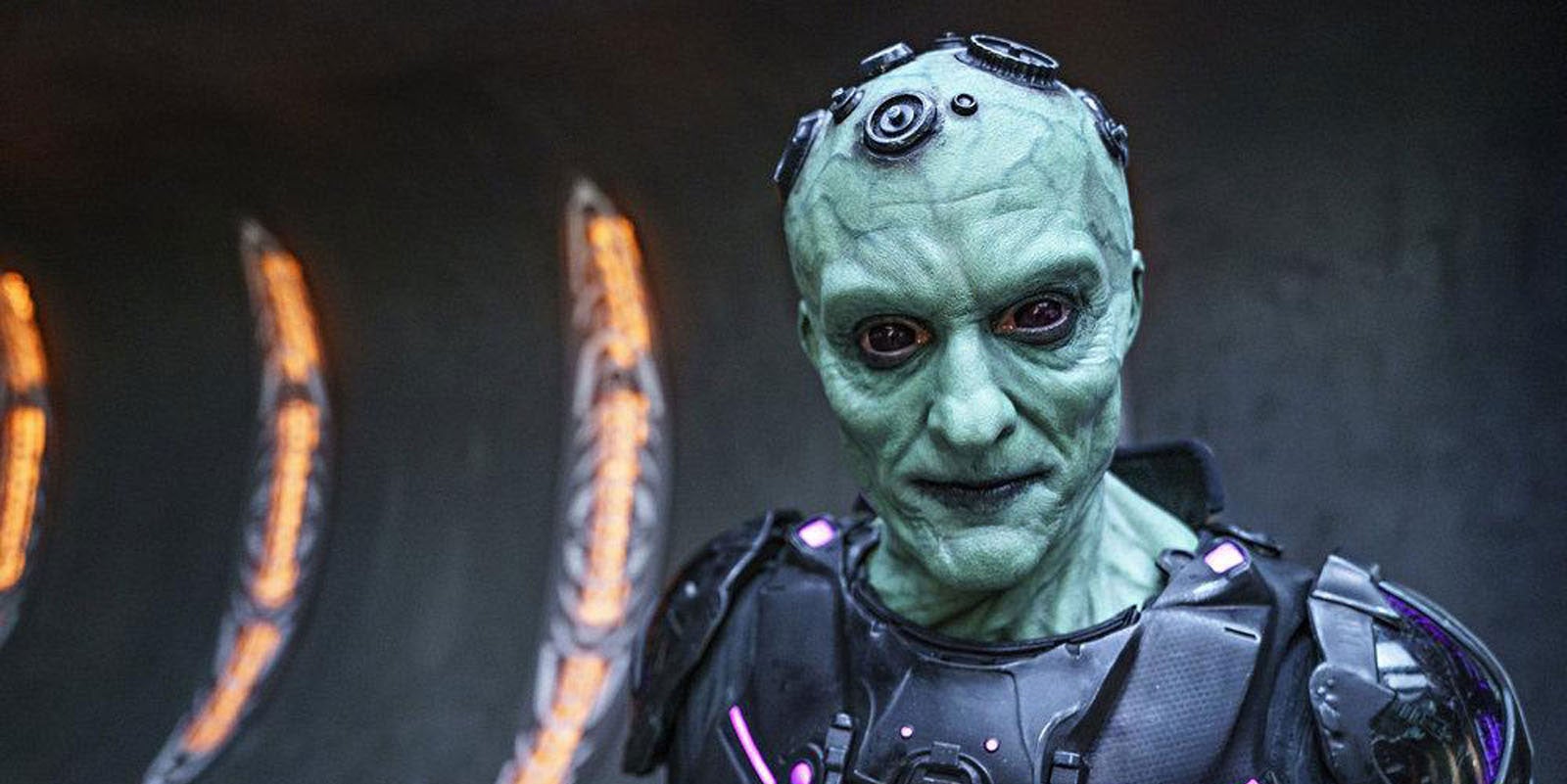 Brainiac (Blake Ritson), le collectionneur des mondes, l’un des grands antagonistes de Seg-El (Cameron Cuffe) dans la série SYFY Krypton.