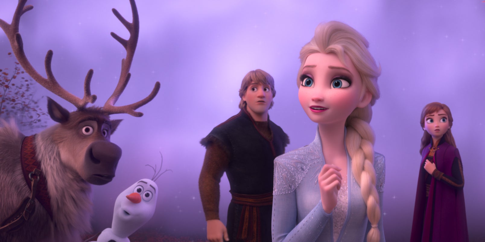 De gauche à droite : Sven, Olaf, Kristoff, Elsa et Anna, personnages de La Reine des Neiges 2.