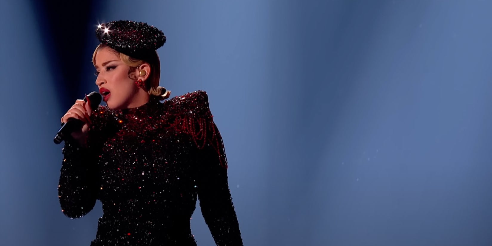 La Zarra interprète sa chanson "Évidemment" en live lors de la première demi-finale de l'Eurovision, à Liverpool, le 9 mai 2023.