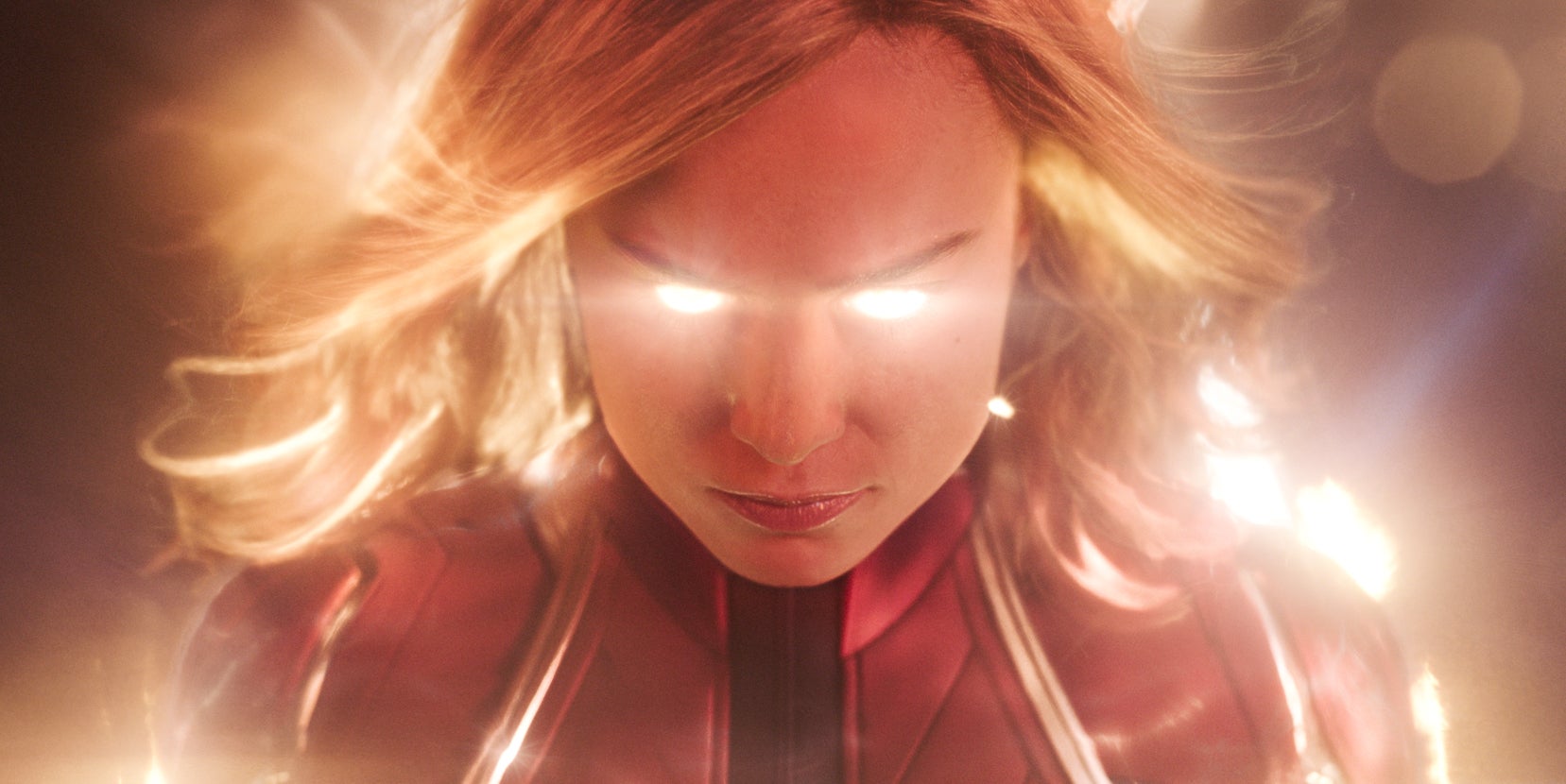 Carol Danvers en pleine utilisation de ses super-pouvoirs fabuleux dans le film Captain Marvel.