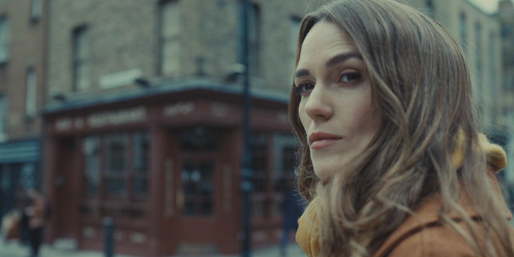 Retrouvez Keira Knightley dans le rôle d'Helen Webb dans "Black Doves" sur Netflix. 