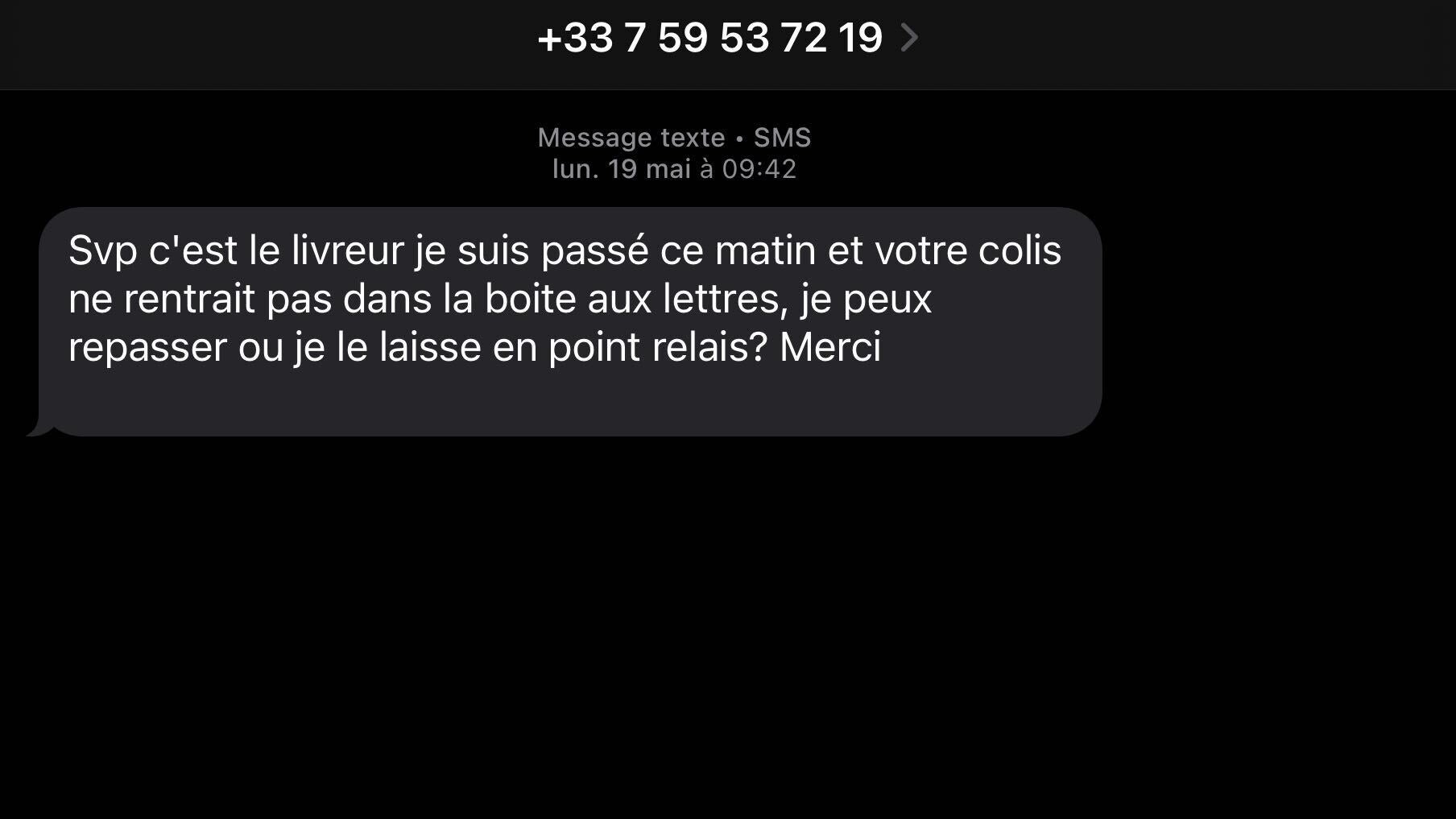 Un exemple de SMS au faux colis, avec une question à la fin, rendant l'arnaque plus humaine.