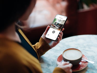 Comment transformer son smartphone en caméra de surveillance pendant les vacances ?