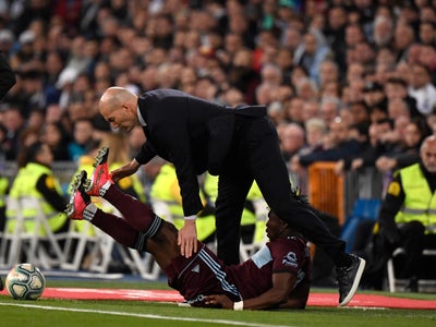 Zidane taclé par un joueur adverse en plein match