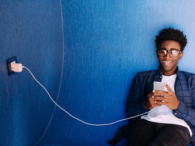 iOS 18 : votre iPhone peut maintenant vous alerter quand votre chargeur n’est pas adapté