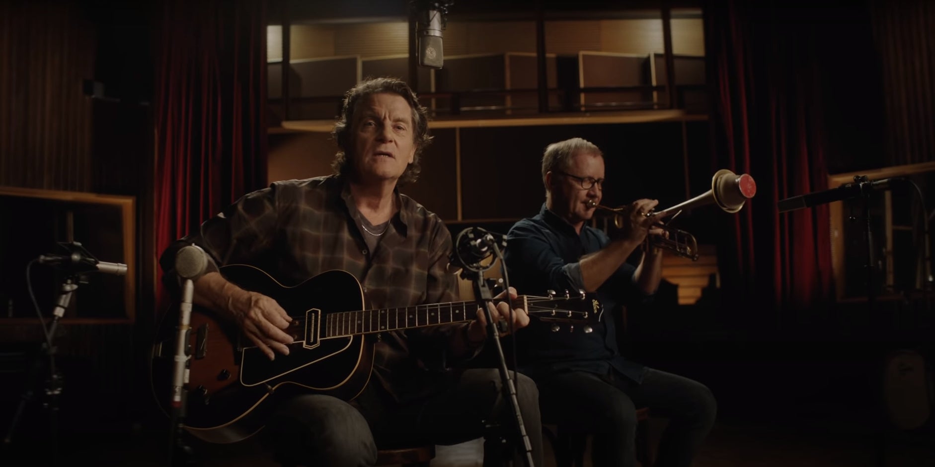 Francis Cabrel dans le clip de son nouveau single, "Te ressembler".