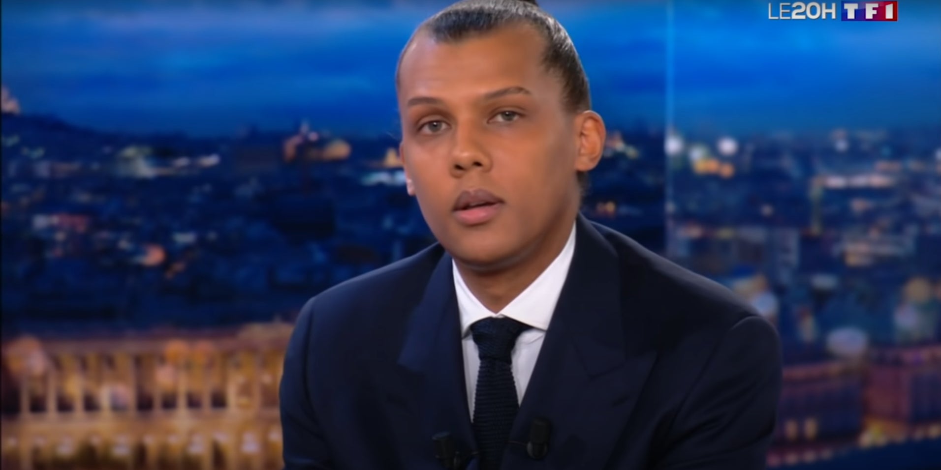 Stromae entonnant "L'Enfer" sur le plateau du Journal de 20 Heures de TF1.