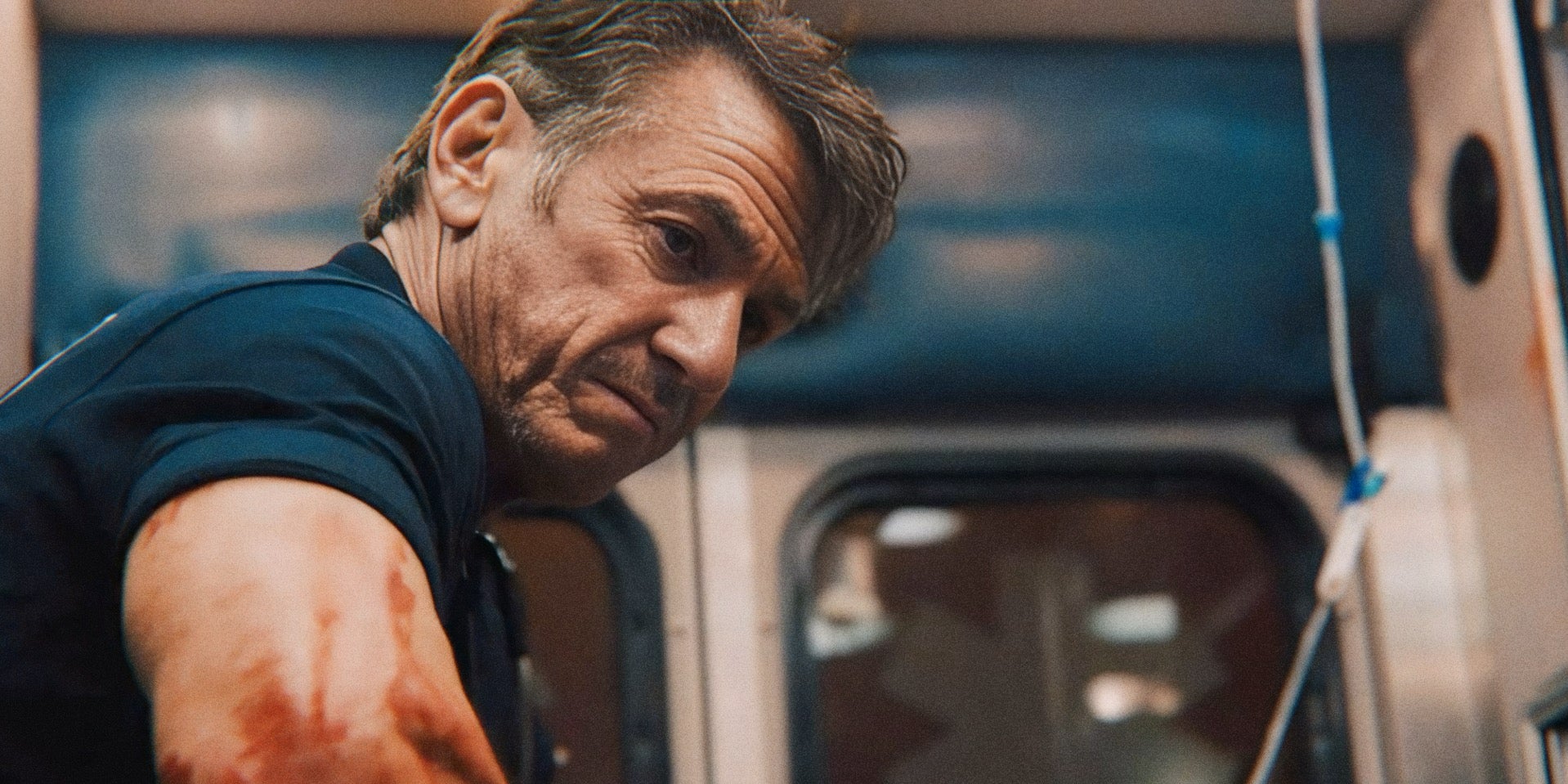 Sean Penn incarne un ambulancier new-yorkais dans Black Flies, en salles depuis le 3 avril 2024.