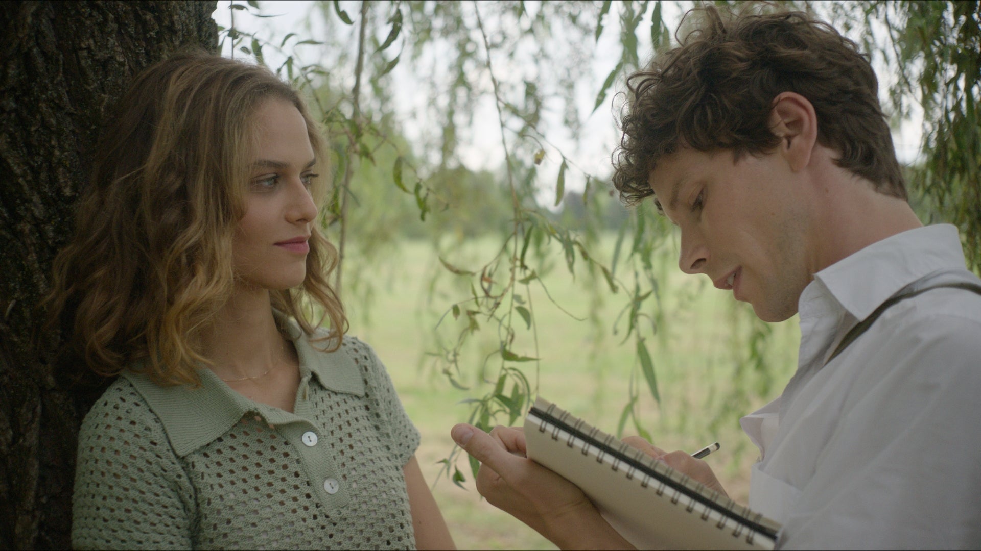 Athénaïs (Romane de Stabenrath) et Arthur (Jean-Baptiste Lafarge), une relation clé dans le film.