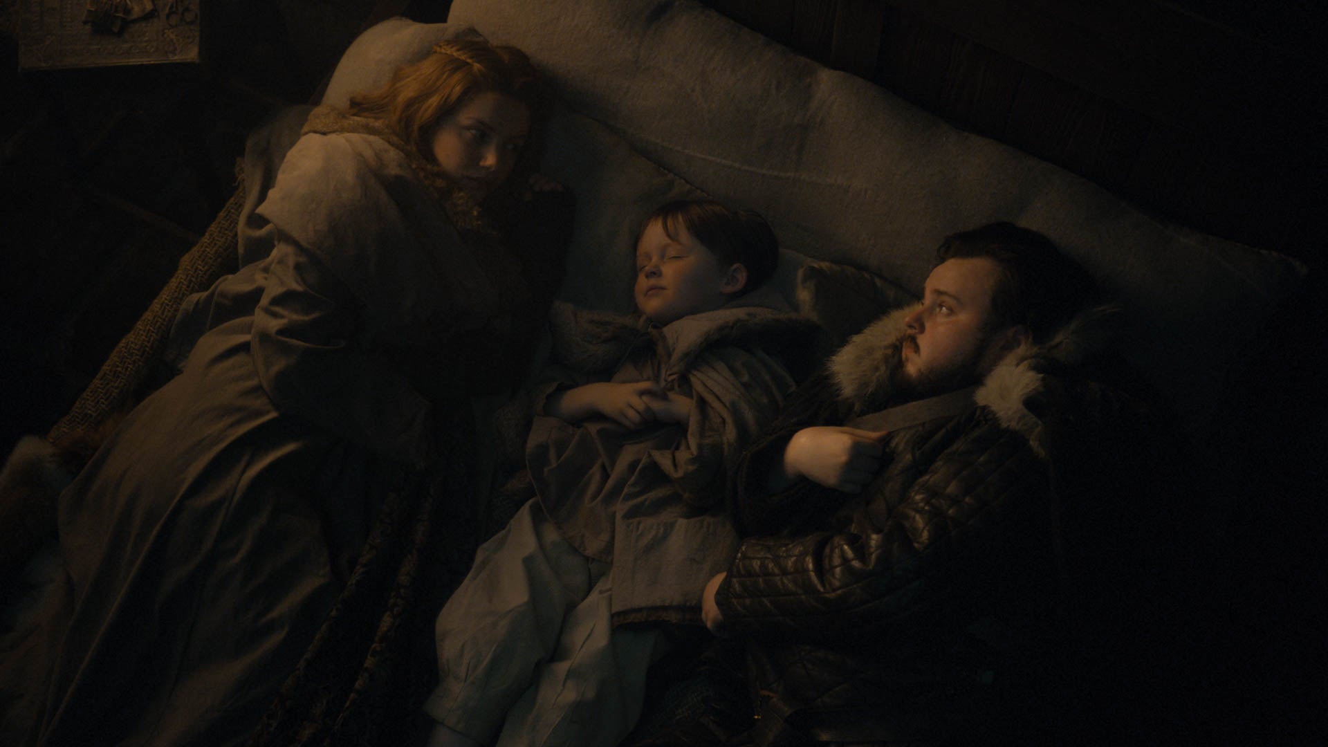 Samwell Tarly (John Bradley-West), Vère (Hannah Murray) et Sam Junior, partageant leur lit dans la saison 8 de Game of Thrones. Samwell Tarly (John Bradley-West), Vère (Hannah Murray) et Sam Junior, partageant leur lit dans la saison 8 de Game of Thrones.
