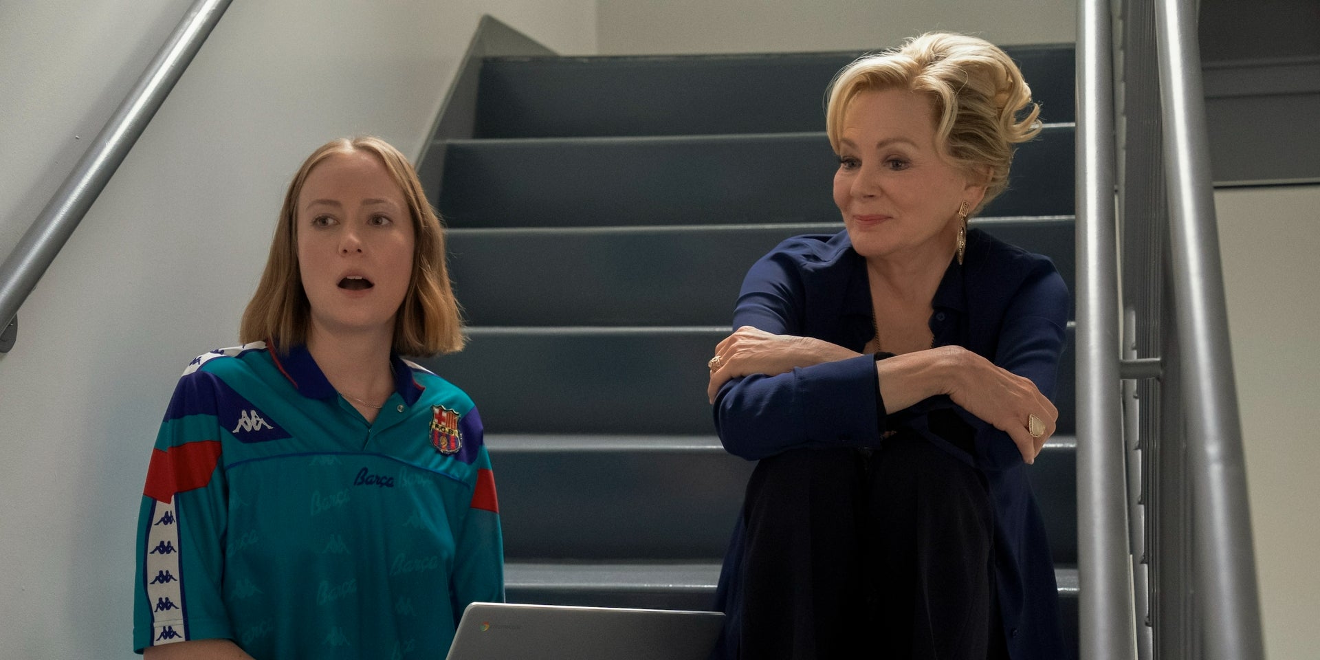 Hannah Einbinder et Jean Smart dans la saison 4 de la série "Hacks". 