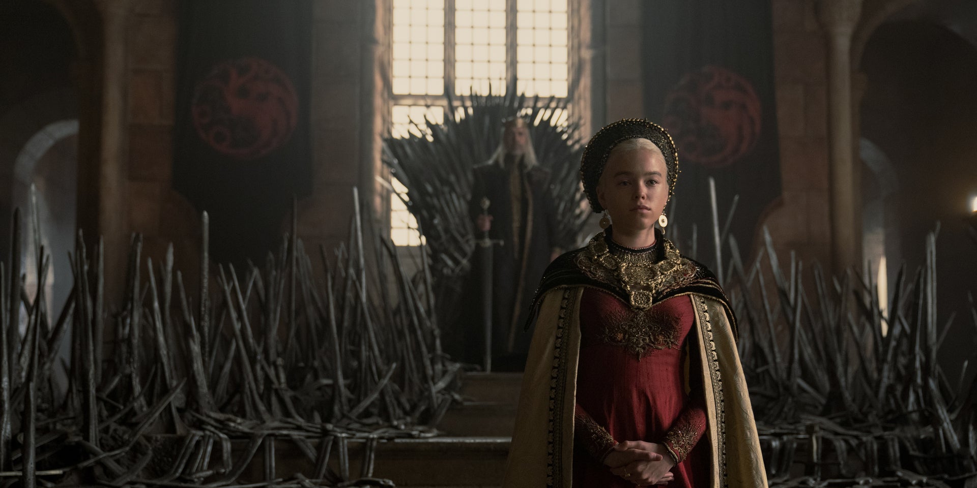 Rhaenyra Targaryen (Milly Alcock) devant Viserys Ier Targaryen (Paddy Considine) dans Game of Thrones : House of the Dragon