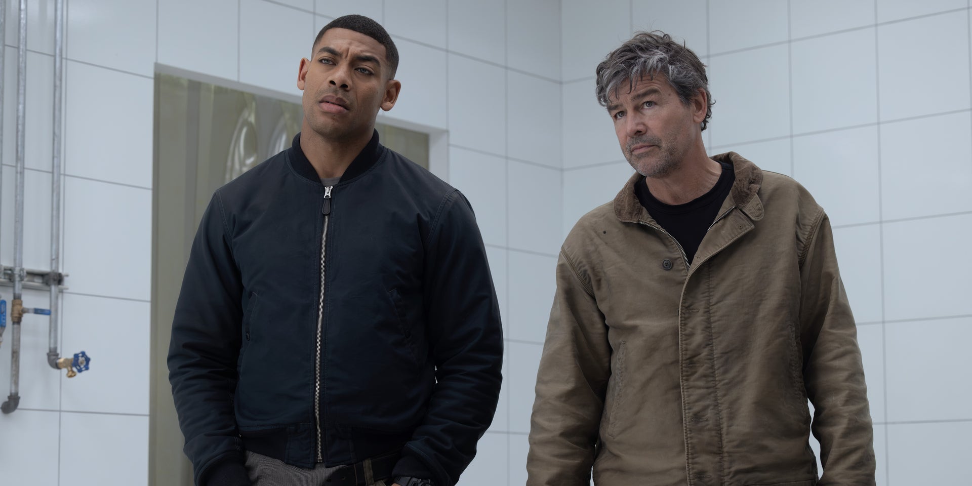 Aaron Pierre et Kyle Chandler dans "Lanterns", à voir sur HBO Max.