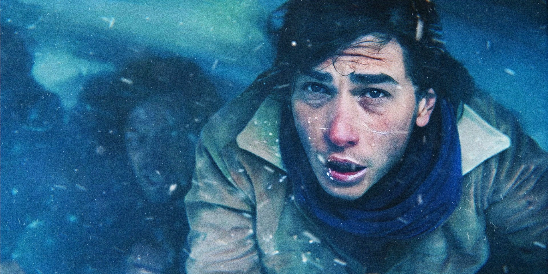 Dans le film "Le Cercle des Neiges", des rescapés font des apparitions qui sont passées inaperçues.