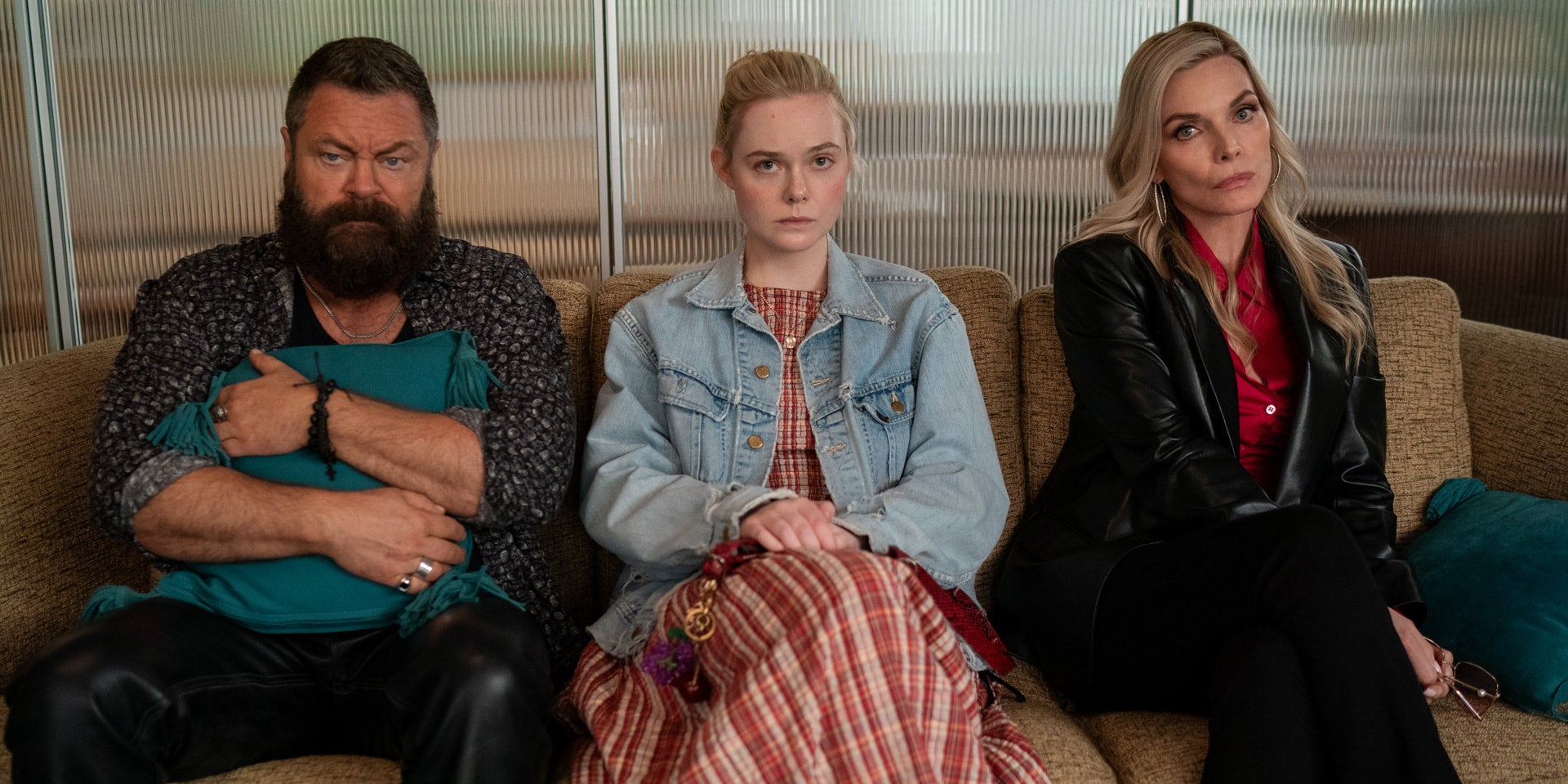 Nick Offerman, Elle Fanning et Michelle Pfeiffer dans "Margo a des problèmes d’argent" sur Apple TV.