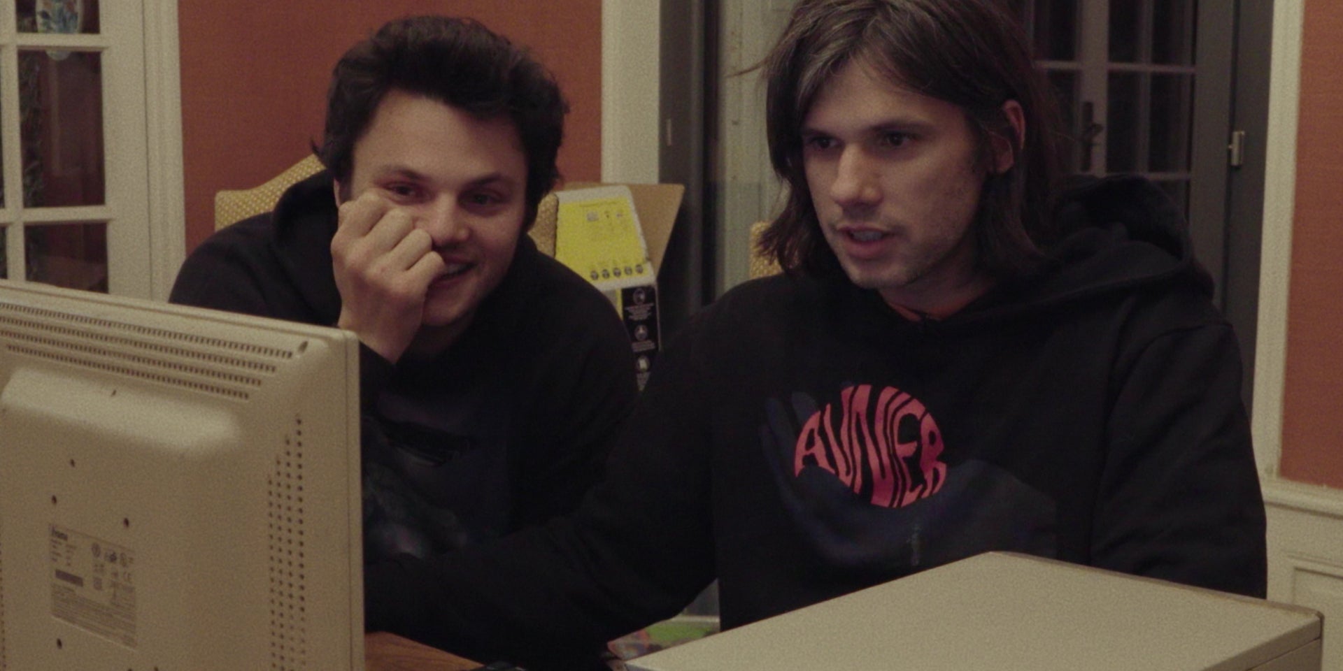 Clément et Aurélien Contentin (Orelsan) dans la série-documentaire Montre jamais ça à personne, partie 2 sur Prime Video