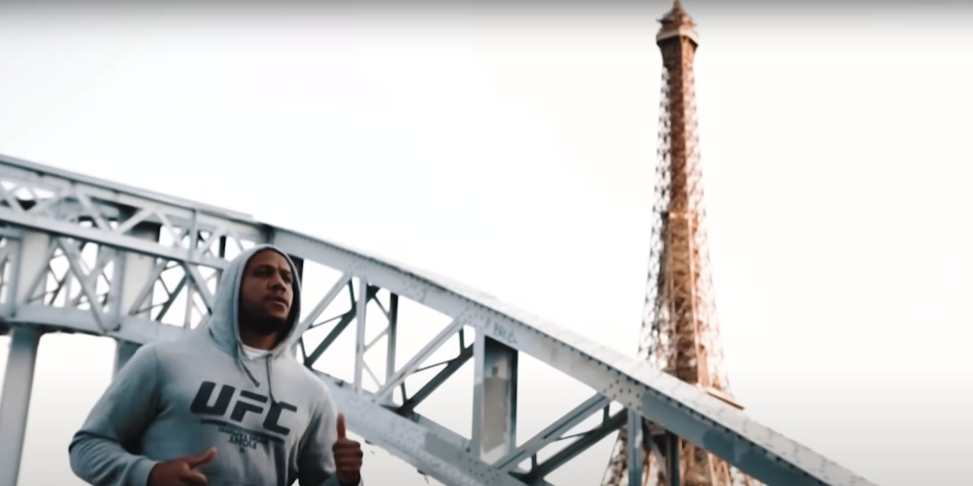 Ciryl Gane s'entraîne dans le film RMC Sport "UFC Paris : Plus rien ne sera jamais comme avant