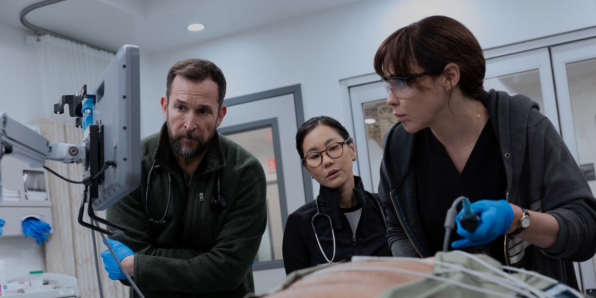 Noah Wyle, Irene Choi et Fiona Dourif dans la saison 2 de "The Pitt".
