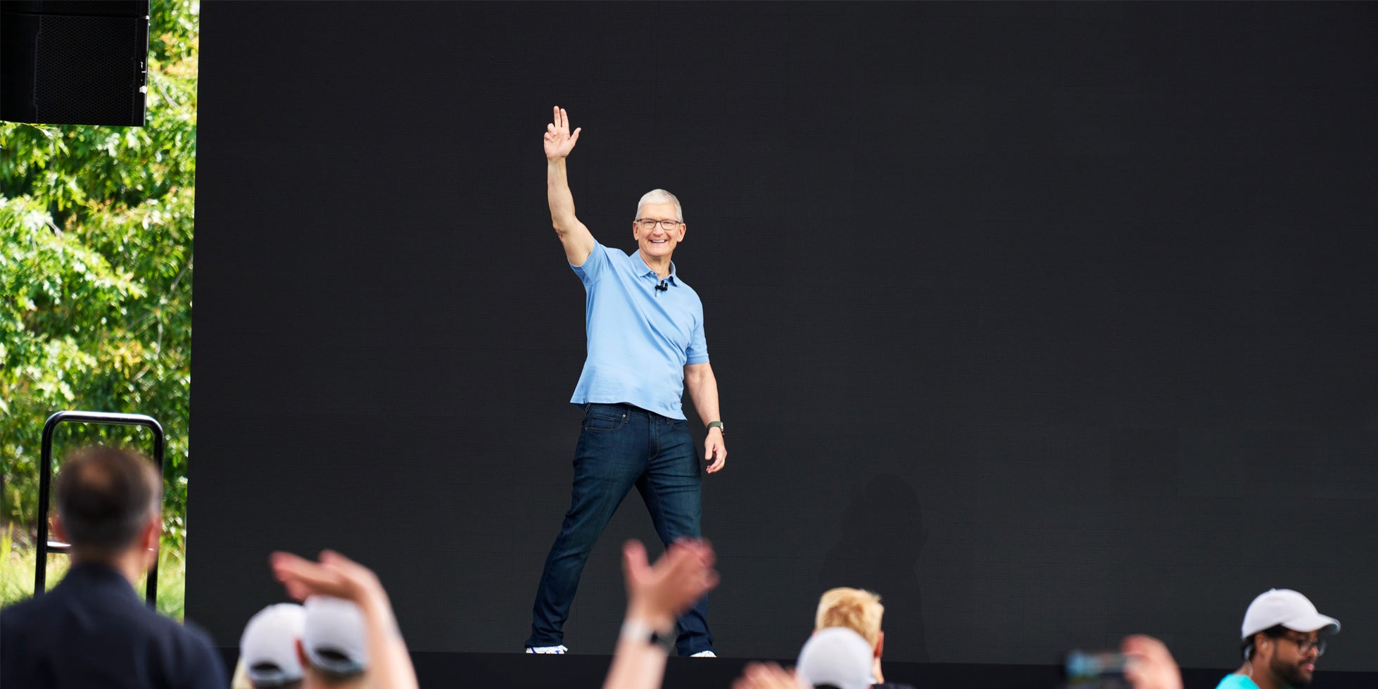 Tim Cook saluant le public lors de la WWDC 2023, qui s'est tenue du 5 au 9 juin 2023 à l'Apple Park de Cupertino (Californie).