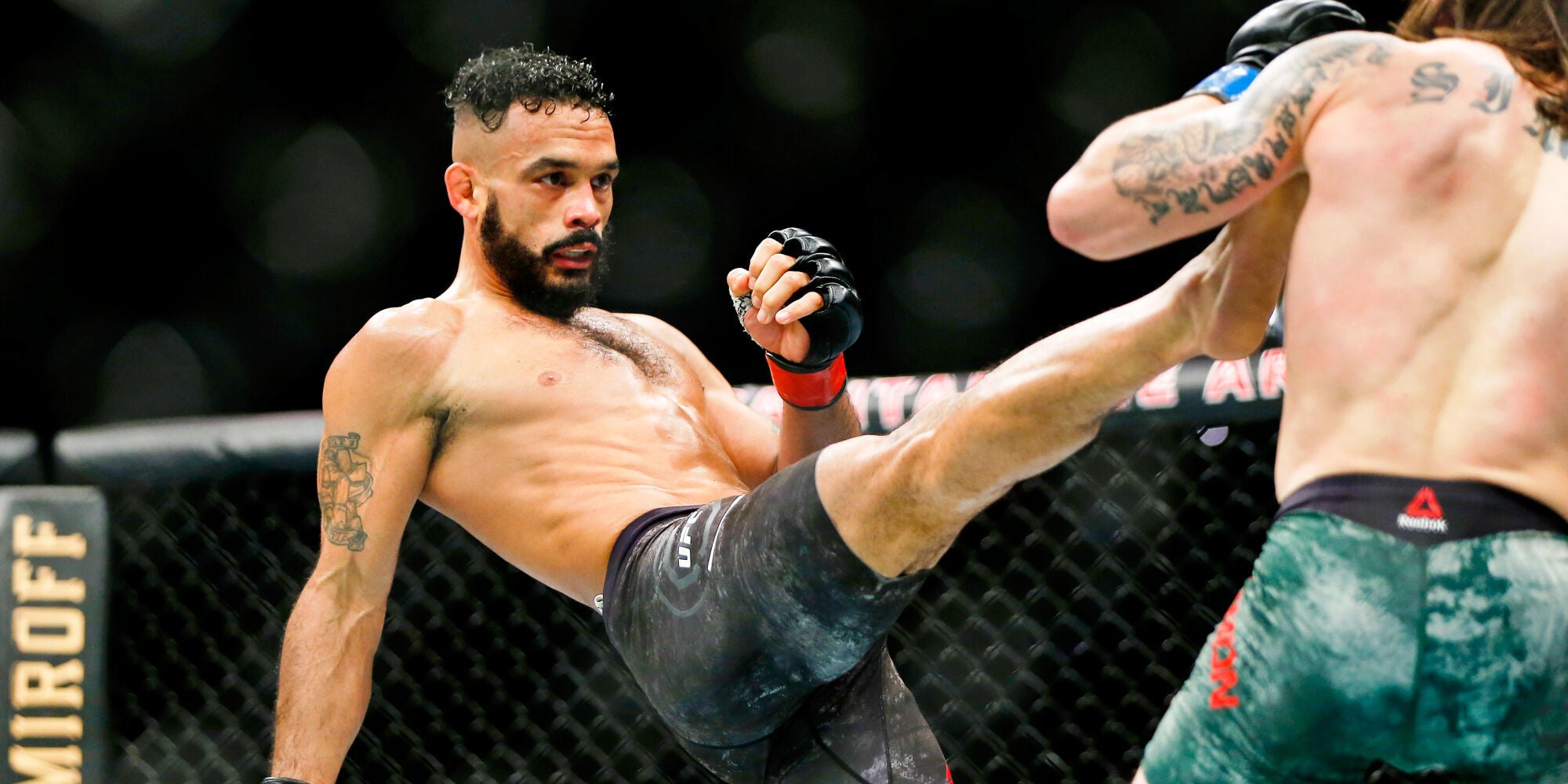 Rob Font (gants rouges) contre Ricky Simon (gants bleus) lors de l'UFC Fight Night du 7 décembre 2019 à la Capital One Arena de Washington, DC.