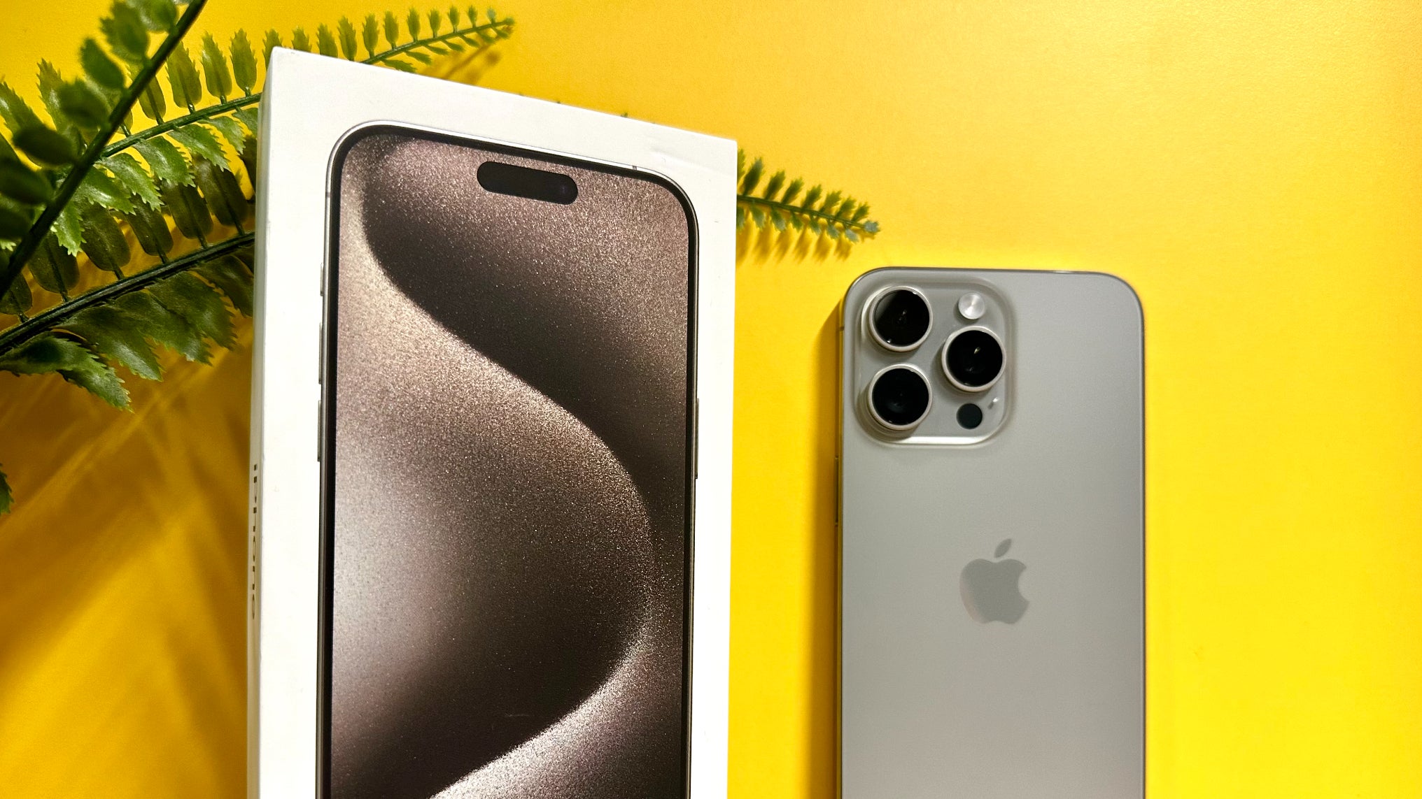 L'effet "wouah" est enclenché dès la sortie de l'iPhone 15 Pro Max de sa boîte : ses élégantes finitions en font un bien luxueux modèle.