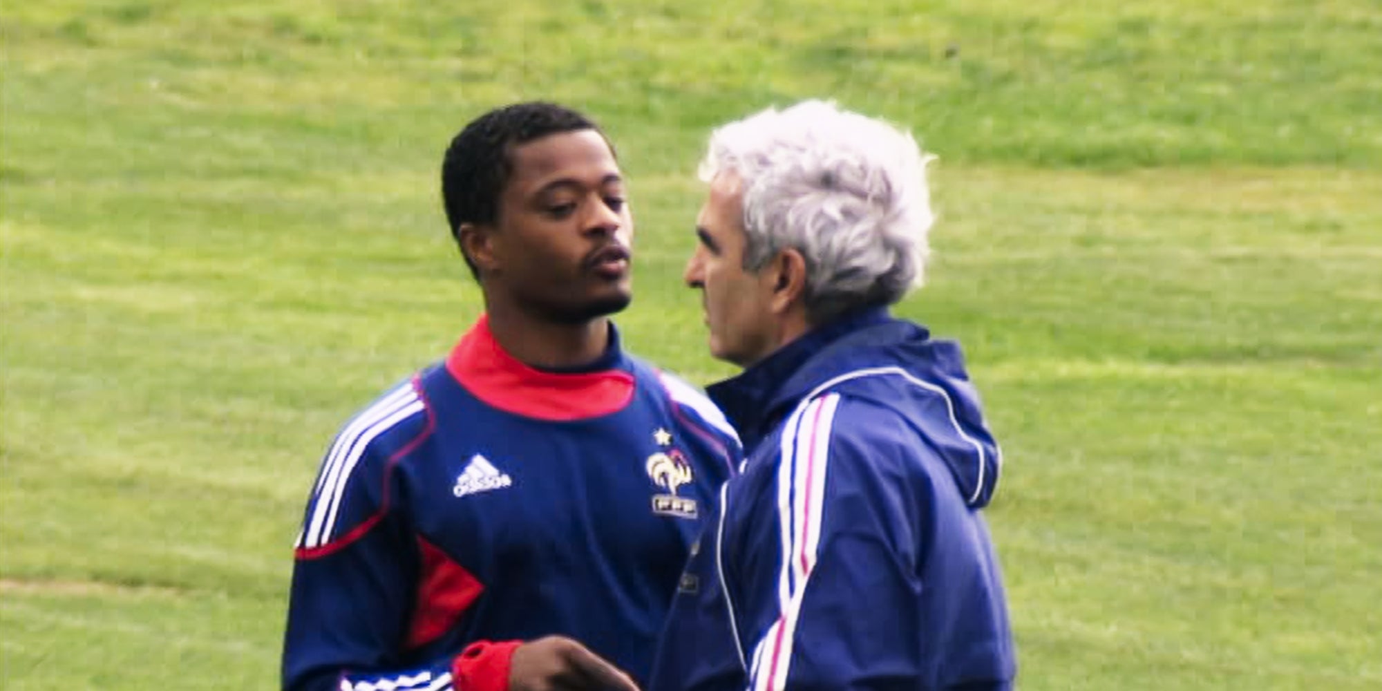 Patrice Evra et Raymond Domenech, protagonistes principaux du fiasco de l'équipe de France de football à Knysna (Afrique du Sud) lors de la Coupe du Monde 2010.