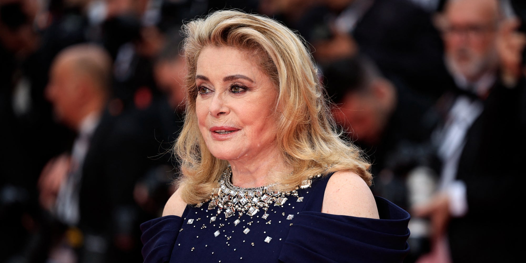 Catherine Deneuve lors de la cérémonie d'ouverture de la 76e édition du Festival de Cannes, se rendant à la projection du film "Jeanne du Barry", le 16 mai 2023.
