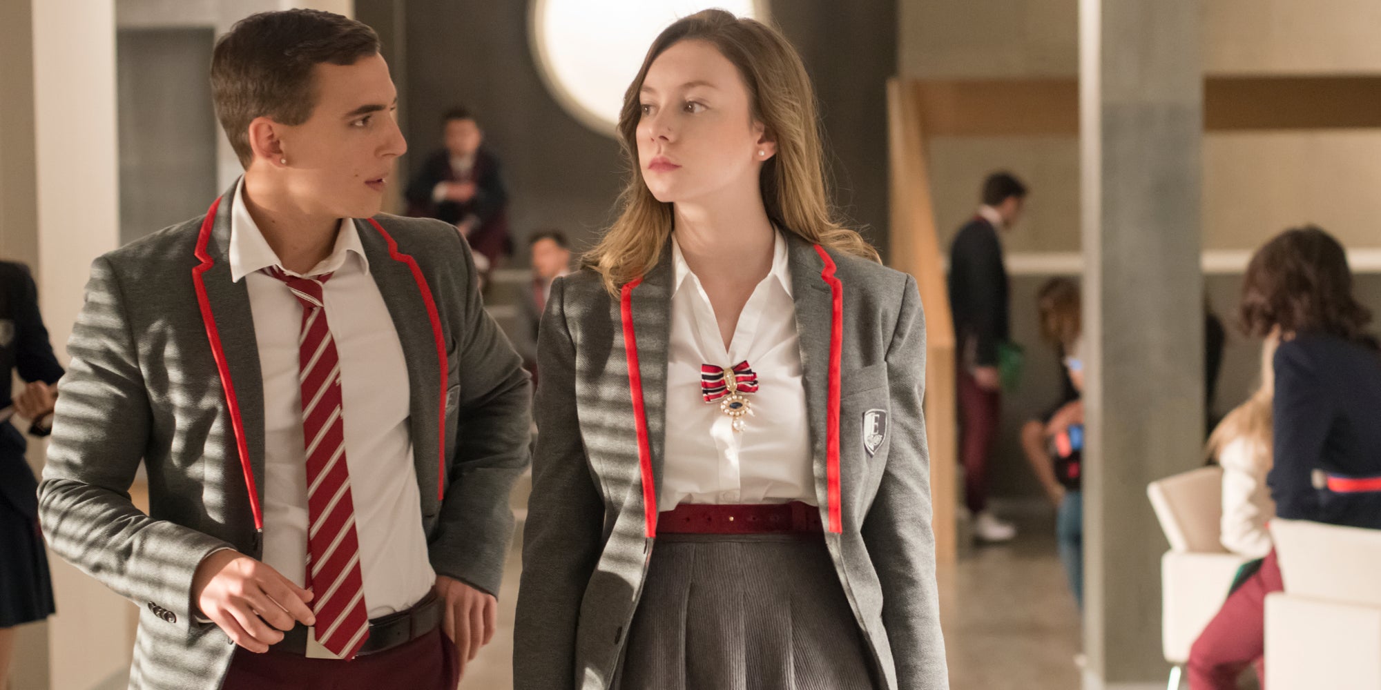 Miguel Herrán (à gauche), connu pour son rôle de Rio dans La Casa de Papel, interprète Christian dans Élite.