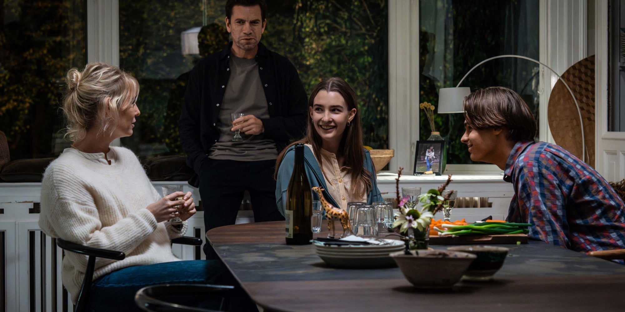 Laura (au centre) interprétée par Amaryllis April August, est le personnage principal de Families Like Ours, qui suit son parcours et celui de sa famille.