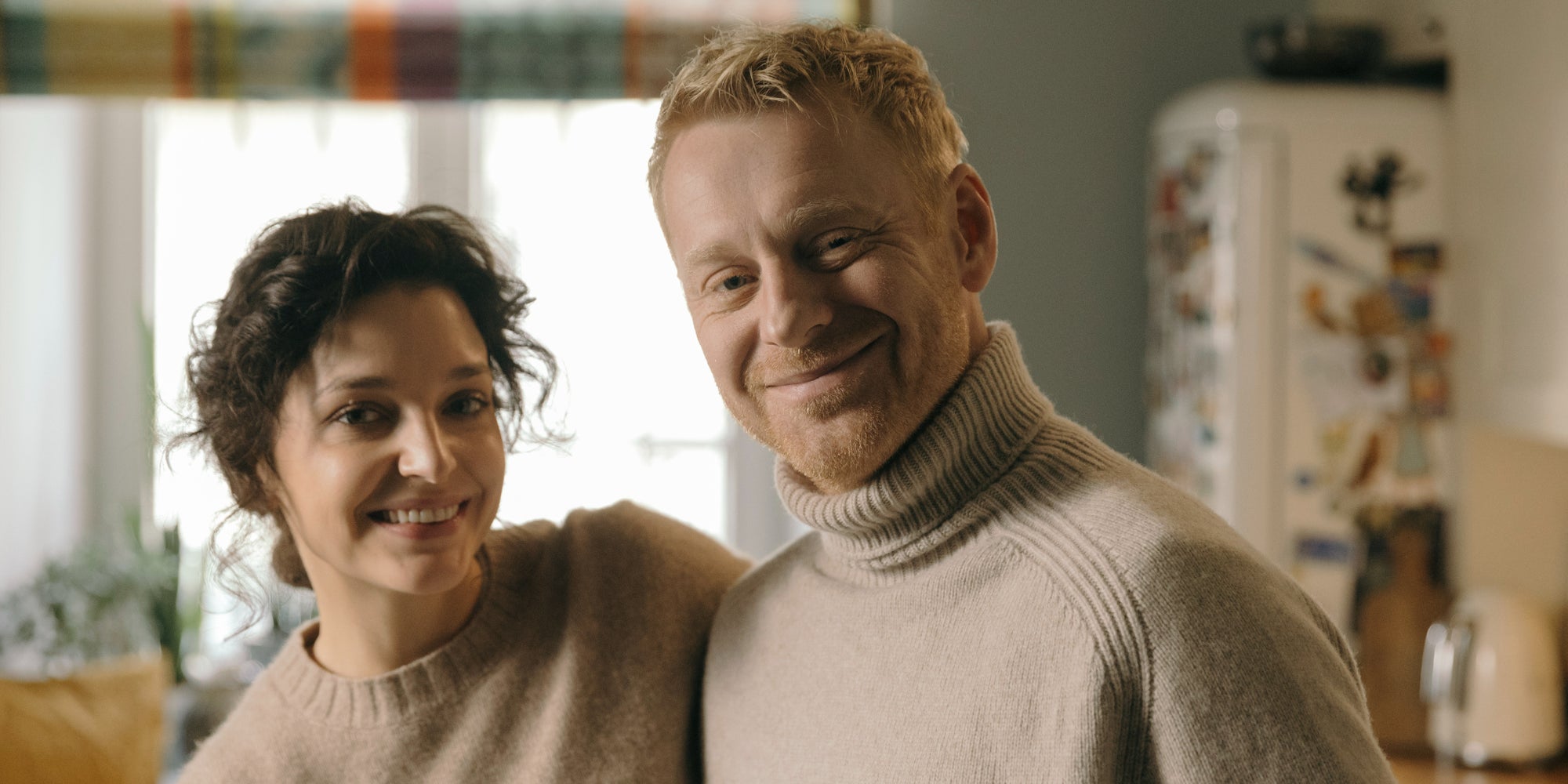 Maria Dębska et Cezary Łukaszewicz dans la série polonaise "Juste un regard" sur Netflix. 