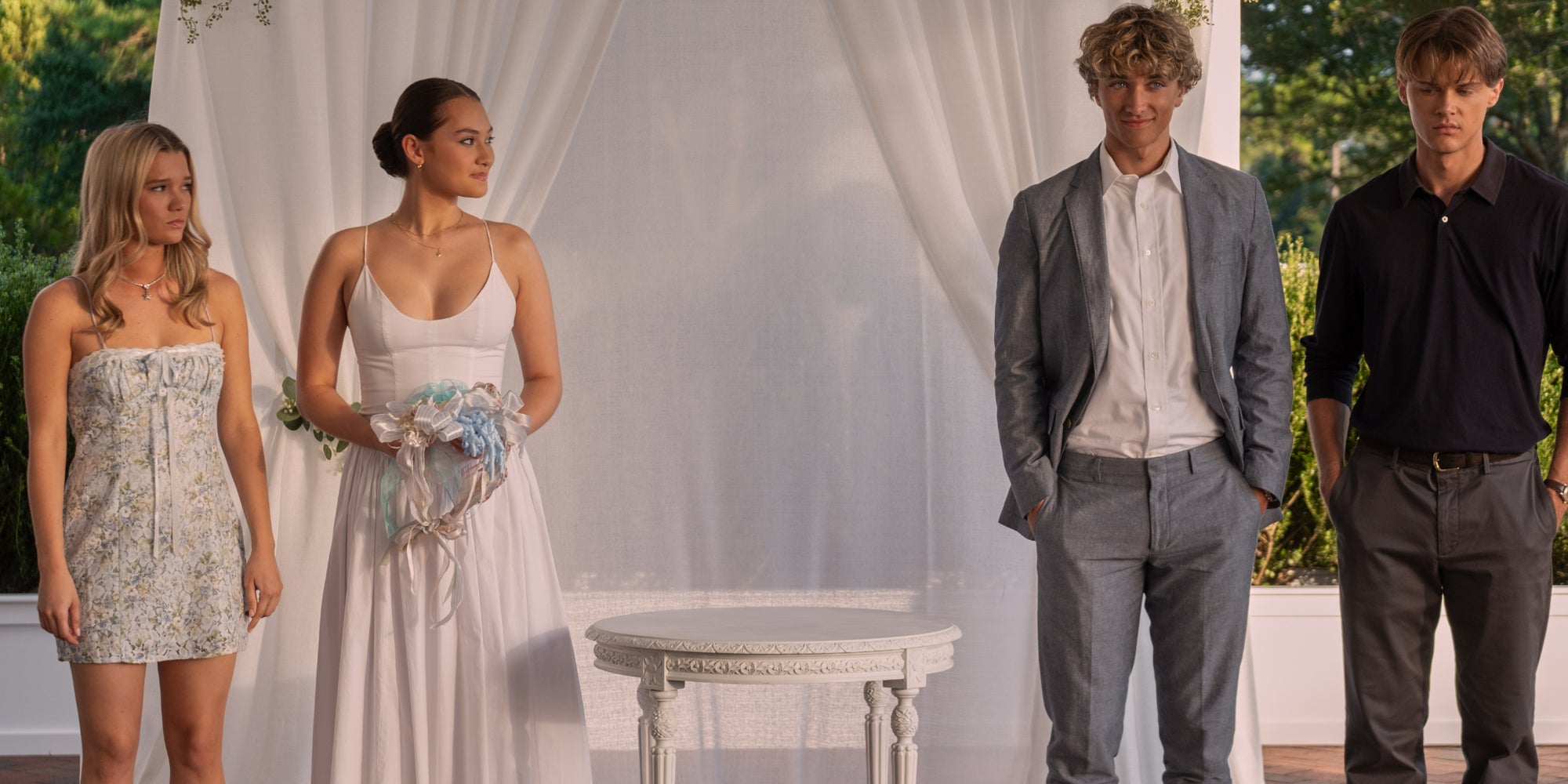 Taylor (Rain Spencer), Belly (Lola Tung), Jeremiah (Gavin Casalegno), Conrad (Christopher Briney) dans la dernière saison de ''L'Été où je suis devenue jolie''. 