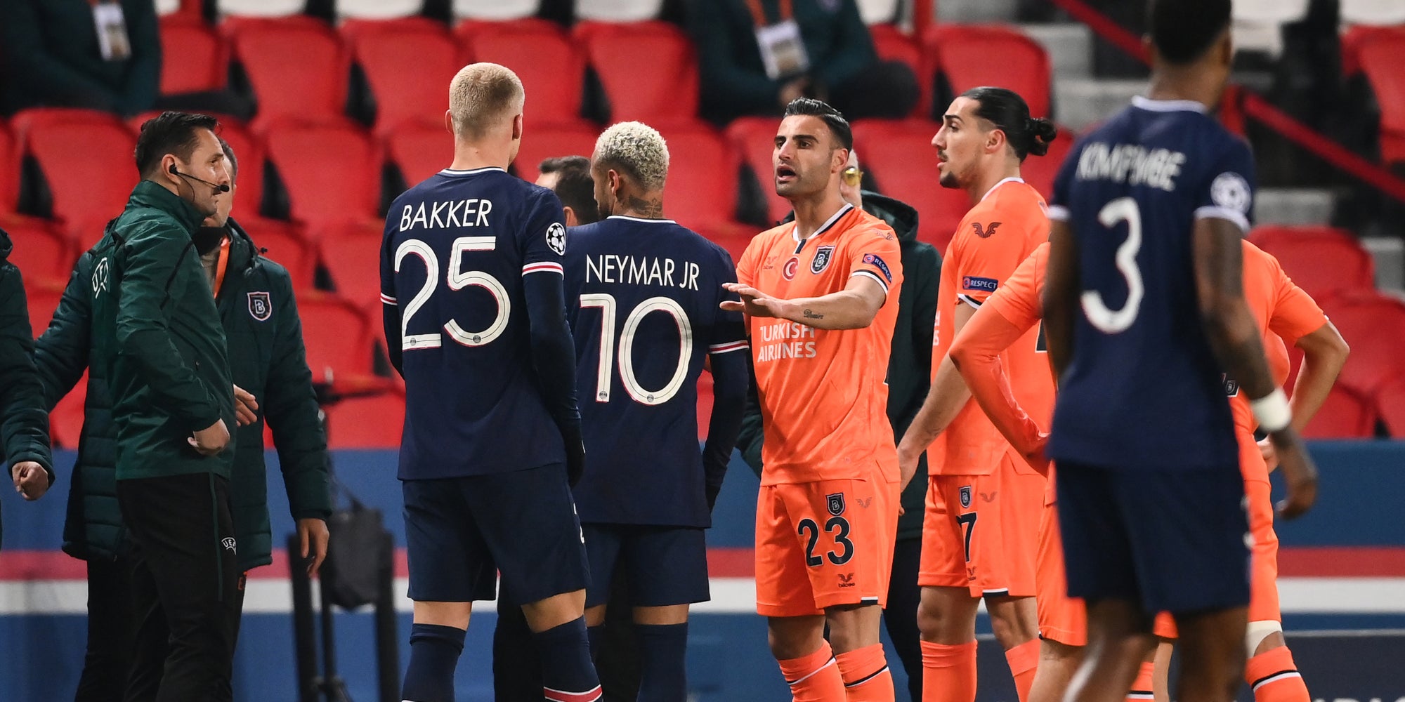 Les joueurs du PSG et d'Istanbul Basaksehir, outrés des propos racistes vraisemblablement tenus par le quatrième arbitre au Parc des Princes, le 8 décembre 2020.